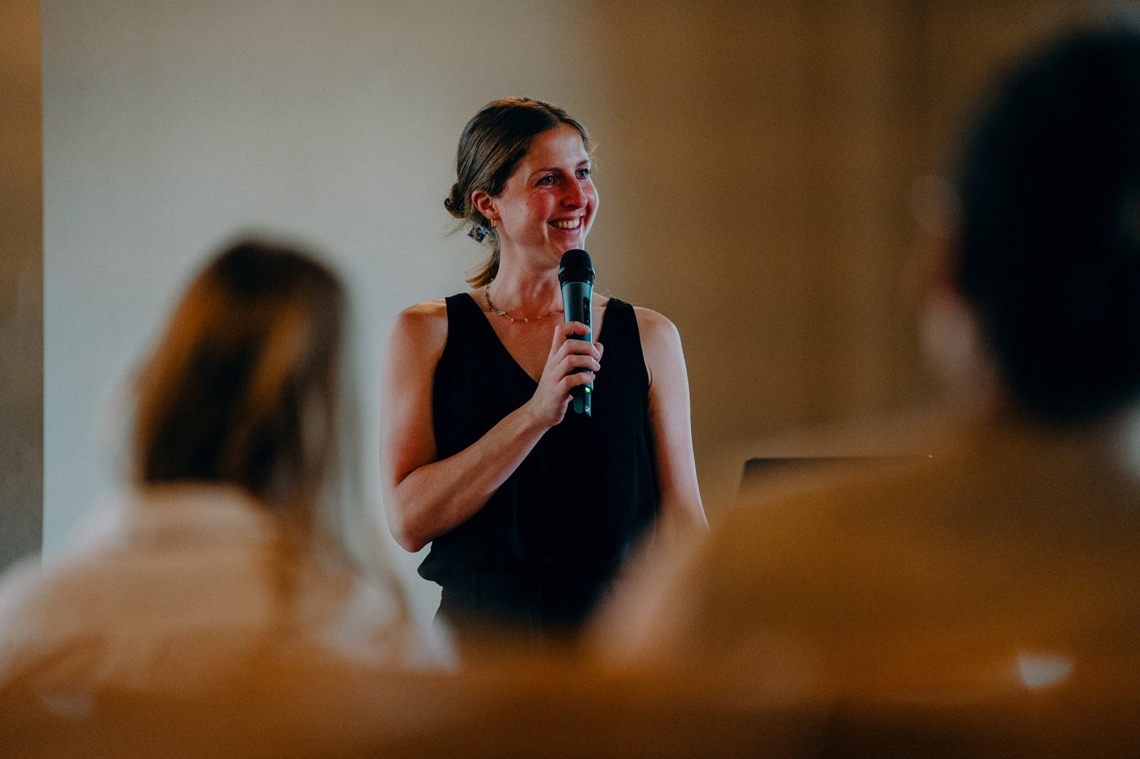 Jennifer spricht während eines KI-Workshops vor einer Gruppe
